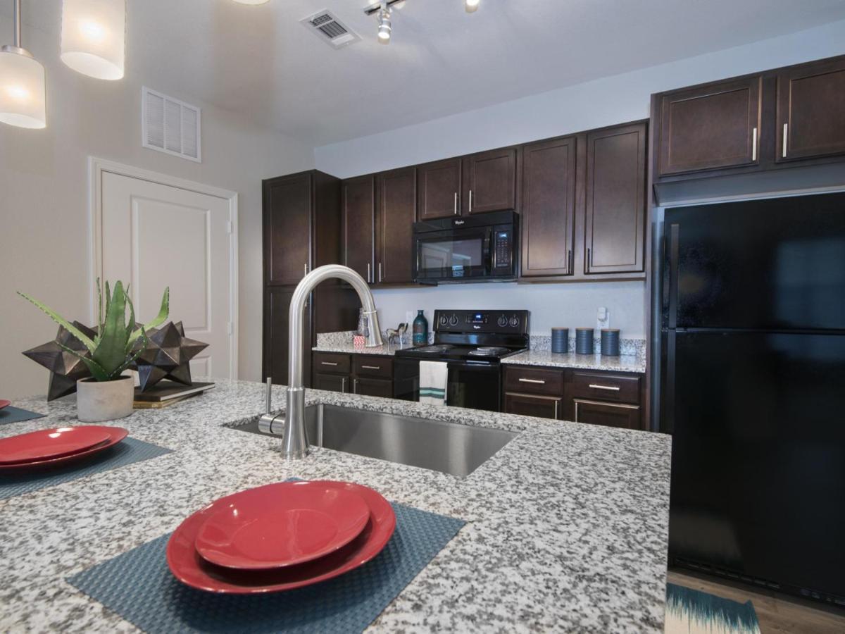 Spacious Furnished Resort Style Apartments Томбол Номер фото